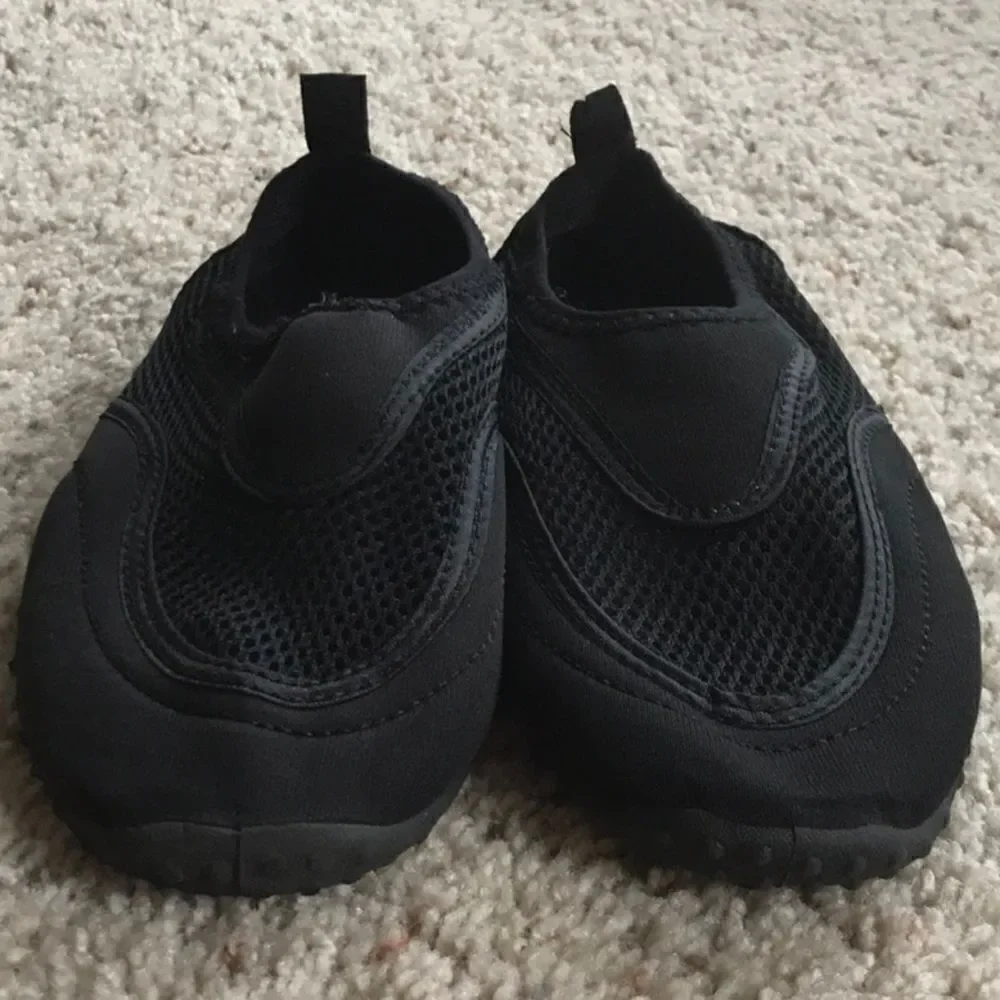 Boys Size Small (5/6) Swim Shoes 👟